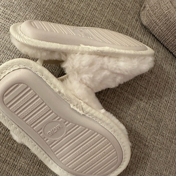 Cat & Jack Toddler fuzzy slippers 7/8 - Picture 2 of 3